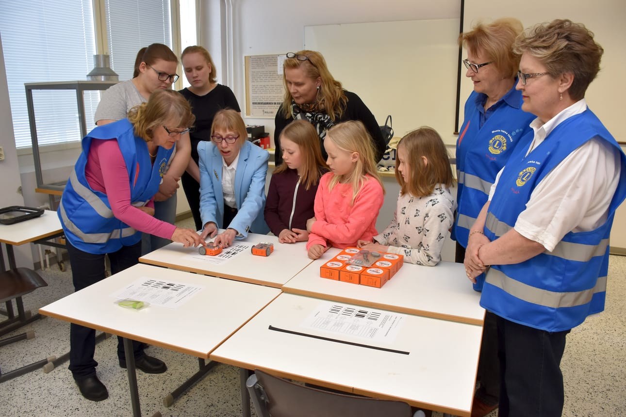 Posion peruskoululle Lions klubin Livon liitännäisklubin lahjoittamia Edison-robotteja alettiin heti testaamaan perjantaina. Oppilaiden lisäksi myös lahjoittajien puolesta Helvi Lantto (vas.) kokeili robotin toimivuutta opettaja Anu Salowin antaessa ohjeita.