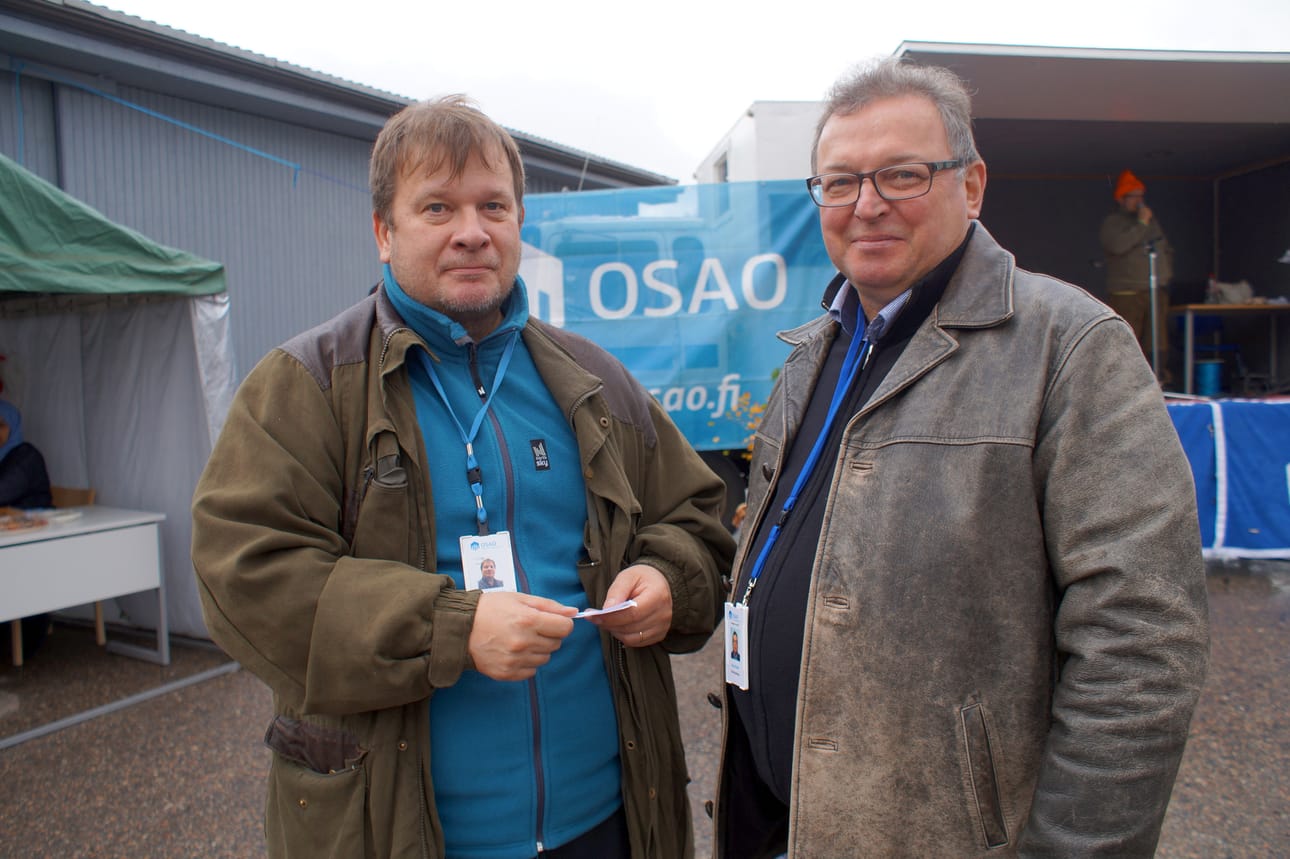 Oulun seudun ammattiopiston Pudasjärven yksikön lehtori Keijo Ruonala ja va. yksikön johtaja Esa Kiuttu olivat opiskelijoiden tukena järjestämässä syysmarkkinoita.