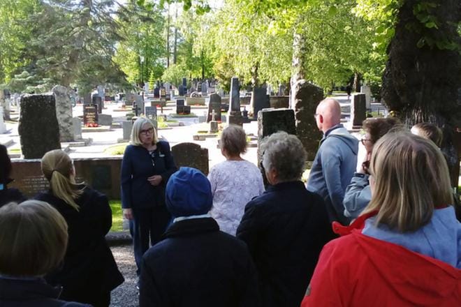 Päivi Keski-Kurun kiehtovat kertomukset sävyttävät mielenkiintoista kierrosta vanhalla hautausmaalla. Kuvat: Miika Huhta