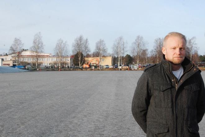 Laihian keskustan tuntumassa olevalla kivituhkakentällä ei voi turvallisesti pelata kokonaista pesiskautta Suomensarjassa. Sivistys- ja vapaa-ajanjohtaja Sami Kiukkonen toivoo, että Laihia saa hiekkatekonurmikentän. KUVA: JARNO RANTA