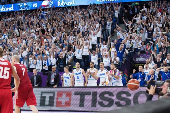 Susijengiä kannusti joka pelissä äänekäs 6. pelaaja eli yleisö. KUVA: Ville Vuorinen