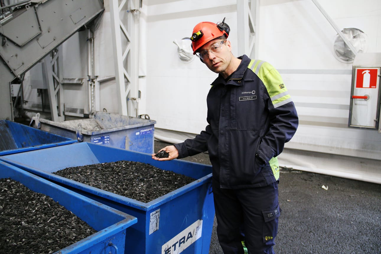 Outokummun uuden agglomerointilaitoksen johtaja Arvo Björk esittelee biohiiltä, jota käytetään biokoksin raaka-aineena.