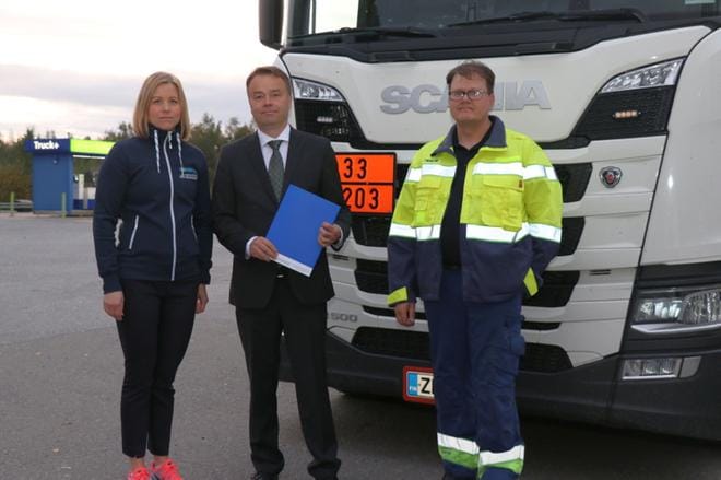 Suomen Kuljetus ja Logistiikka (SKAL) ry:n kummiyrityksen Jari Välikangas Oy:n johtaja Sanna Heikkilä luovutti kansanedustaja Janne Sankelolle kansiollisen SKALin aineistoa Kauhavan KTK:n pihassa varhain tänä aanuna. Kuljettaja Petri Pukkila haki Sankelon kyytiin Kortesjärveltä. KUVAT: MARIANNE LÄHDE
