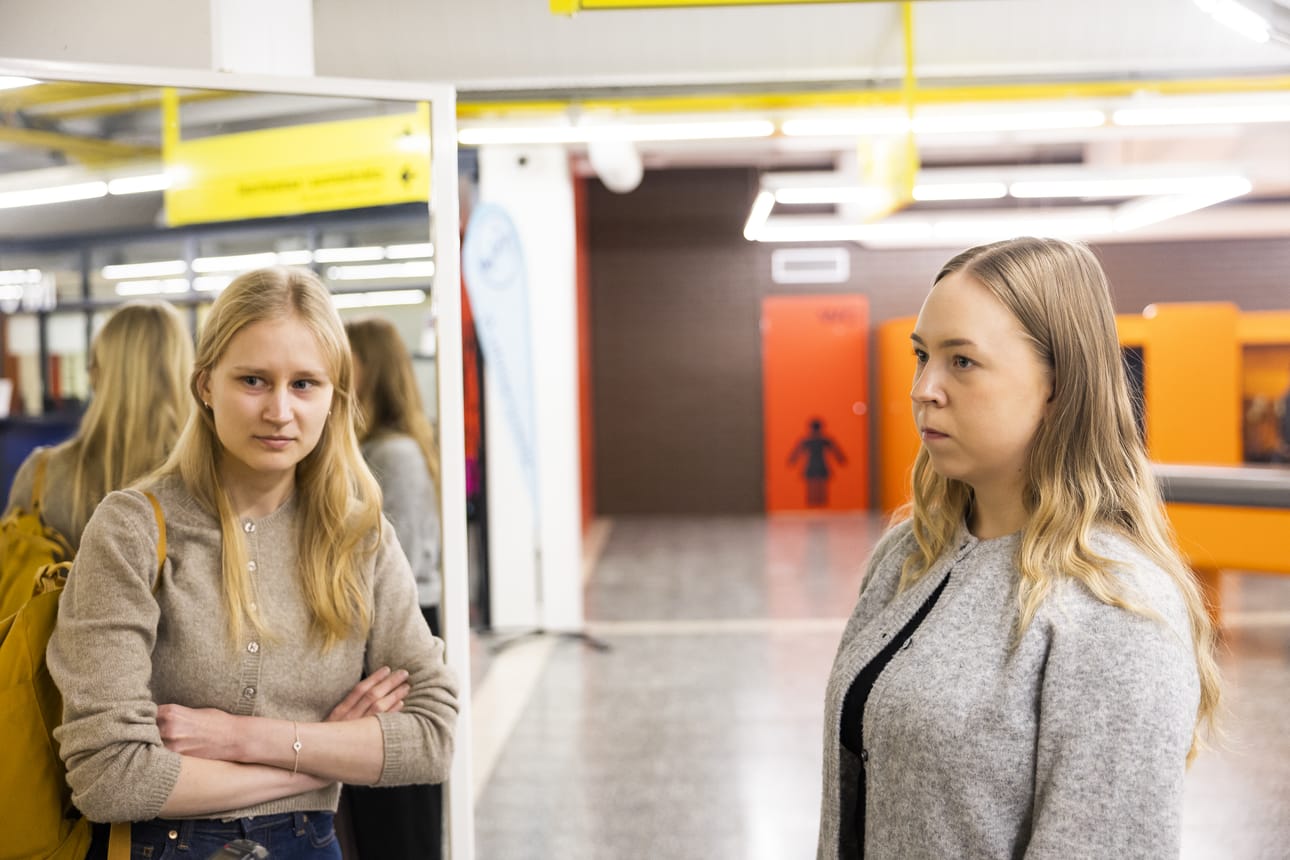 Sara Rinne ja Iida Leinonen pitävät hyvänä, että yliopiston tilojen tulevaisuudesta on nyt selvä päätös. He arvioivat, että opiskelijat suhtautuivat aiempiin muuttosuunnitelmiin kriittisemmin.