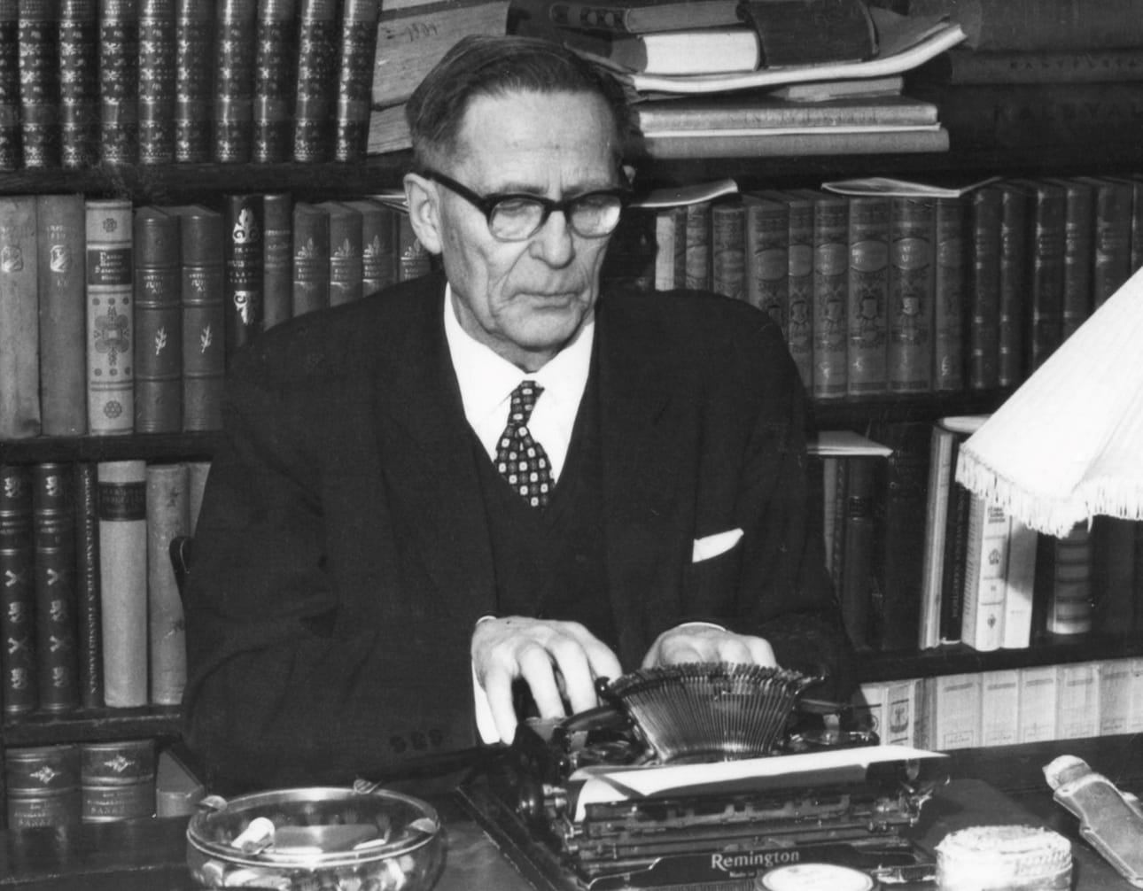 Historiallista ajankuvaa työhuoneelta: Artturi Leinonen kirjoitti ahkerasti myös vanhuutensa päivinä. Viimeinen romaani ”Päin nousevan Suomen rantaa” ilmestyi vuonna 1962". Tämän jutun kuvat ovat julkaistavasta teoksesta.