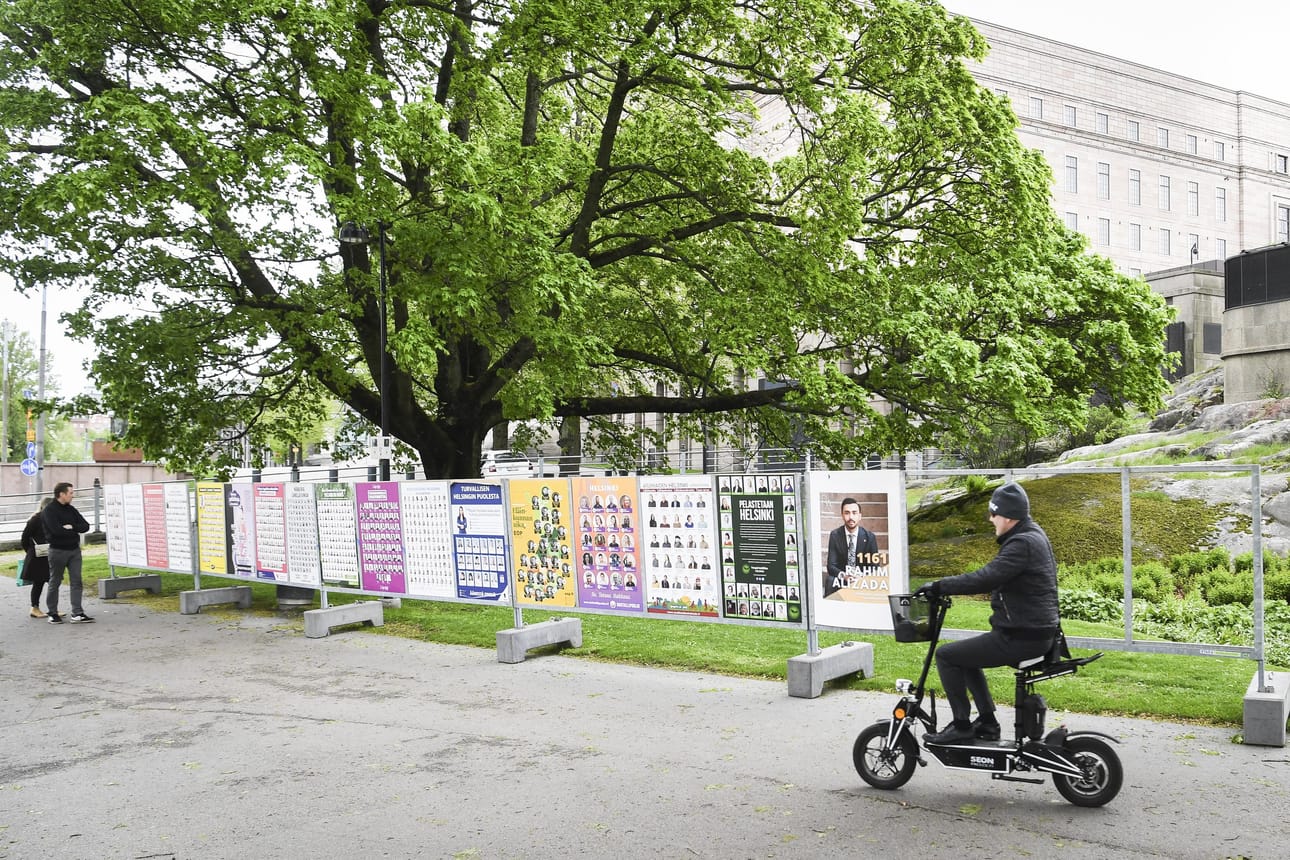Helsingissä kuntavaalien ehdokasjulisteissa näkyy merkkejä monikansallisesta Suomesta. Usealla puolueella on myös ulkomaalaistaustaisia ehdokkaita.