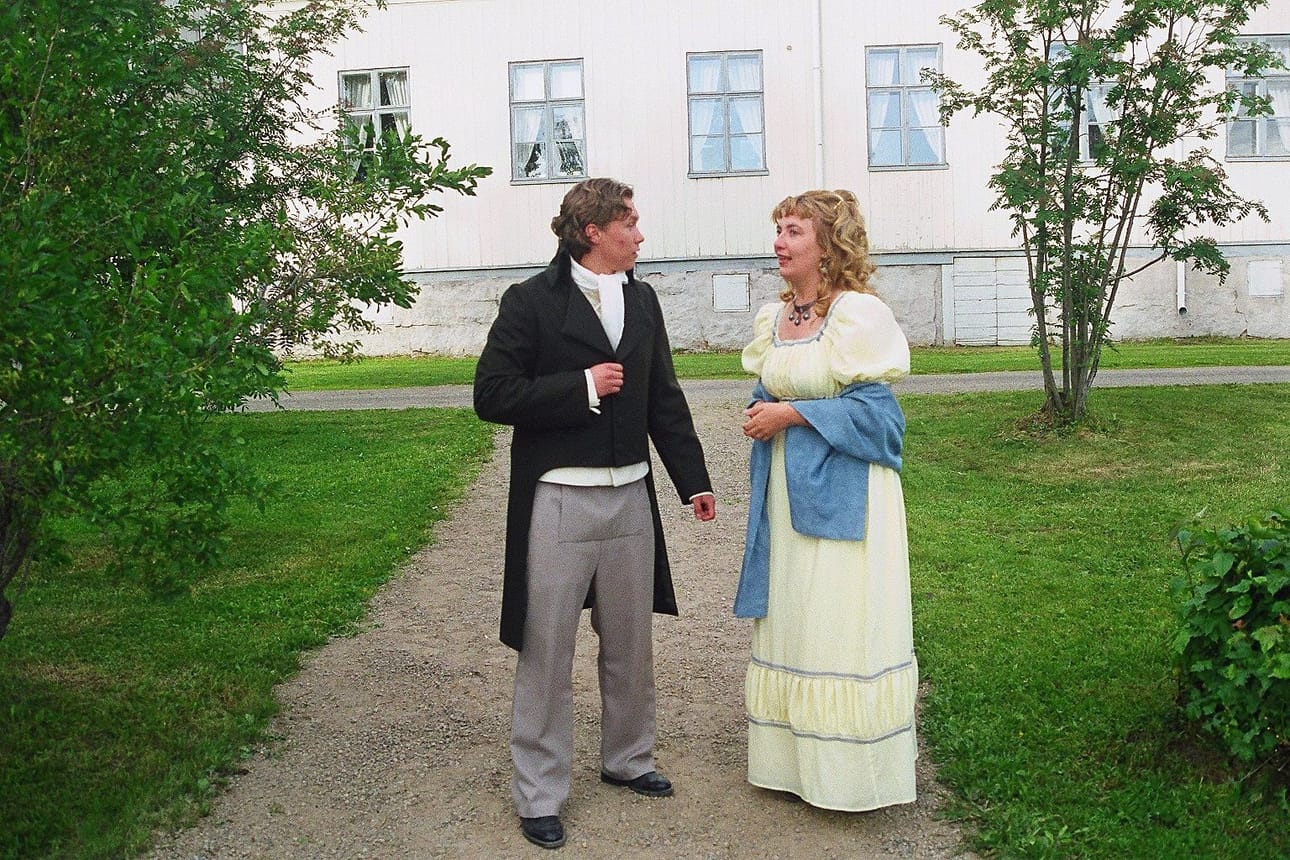 Sari Jaatisen kirjoittamassa kesän 2002 kävelykierroksen pienoisnäytelmässä Johan Sovelius (Toni Kettukangas) ja Catharina Freitag (Auni Marjut Kari) suunnittelevat kaupungin komeimpia häitä.
