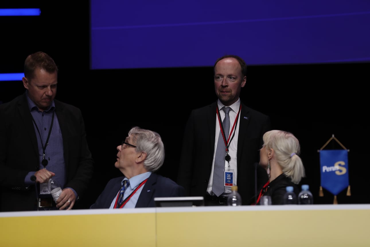 Perussuomalaisten puoluekokouksen puheenjohtajistossa neuvoteltiin sunnuntaina nuoteista kokouksen läpiviemiseksi.