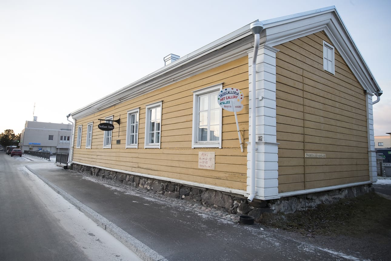 Neljännen jouluikkunan koristelusta vastaa taiteilija Pertti Vuori, joka pitää nykyisin ateljeetaan Sofian talossa Reiponkadulla.