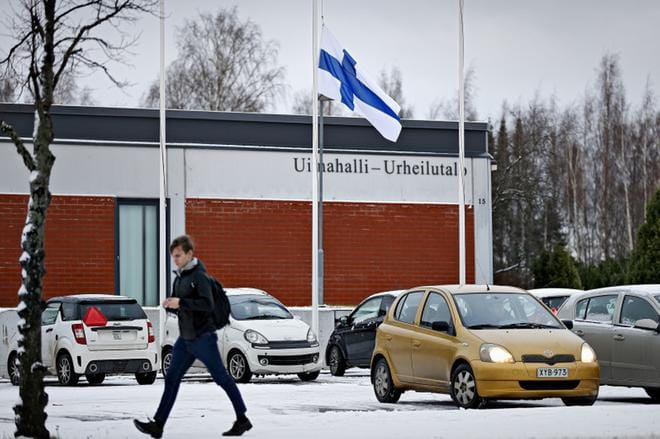 Uimahalli-urheilutalolla on perjantaina suruliputus eilen kuolleen Hannu Lahtisen muistolle. Lahtisen seura Seinäjoen Paini-Miehet harjoittelee hallin alakerran painisalilla. Kuva: Tomi Kosonen