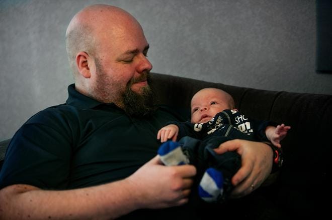 – Odotan, että meille muodostuu turvallinen ja luottamuksellinen suhde, jossa molemmat pystymme olemaan avoimia ja rehellisiä, sanoo 6-viikkoisen poikavauvan isä Sami Mäntylä. KUVAT: JAAKKO ELENIUS