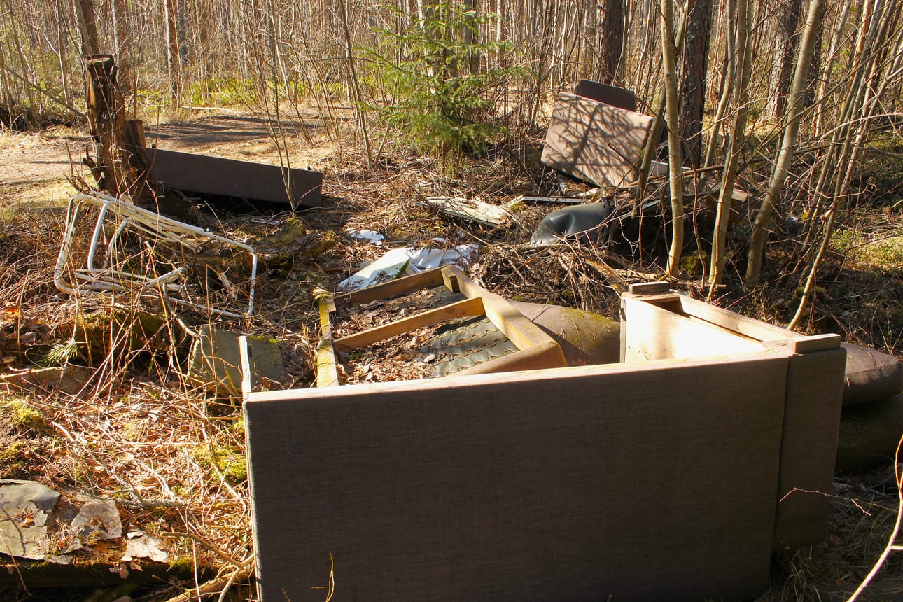 Seinäjoella on lukisia paikkoja, joihin ihmiset ovat tuoneet huonekalujaan.