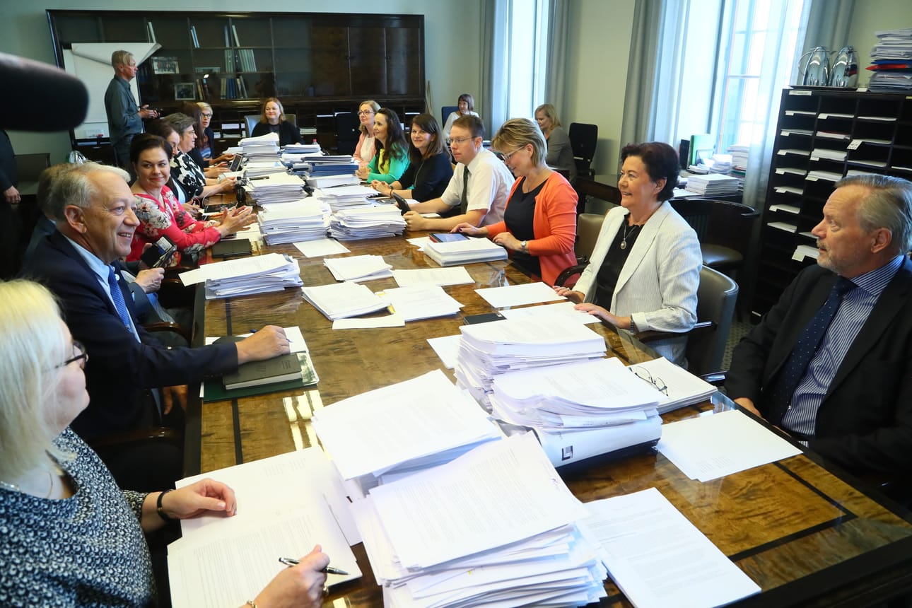 Eduskunnan sosiaali- ja terveysvaliokunta jatkaa sote-uudistuksen käsittelyä vielä pitkään. Nyt se yrittää saada mietintöluonnoksen valmiiksi syyskuussa.