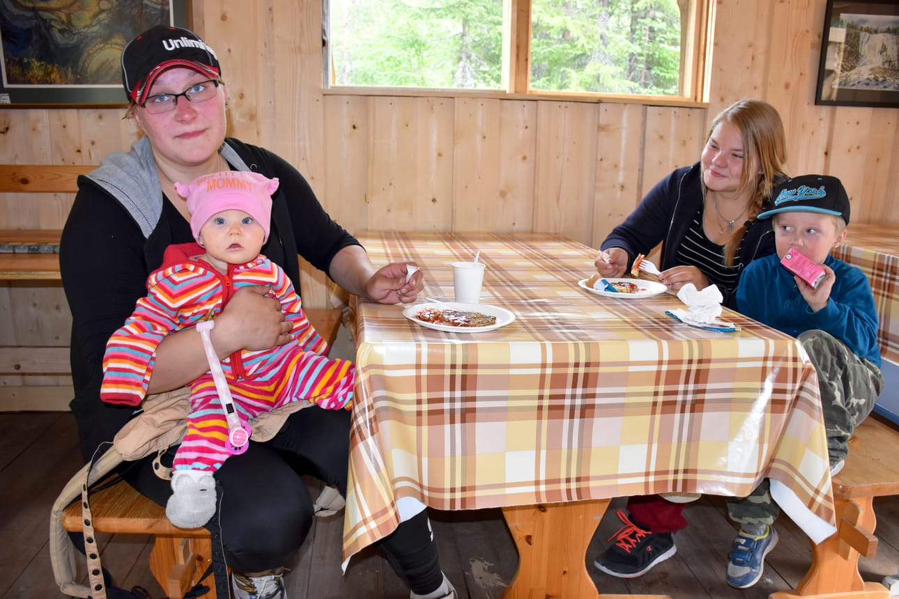 Karoliina Karasti (vas.) nautti torstaina lättyjä yhdessä lastensa Venlan ja Einon sekä siskonsa Rosaliinan kanssa.