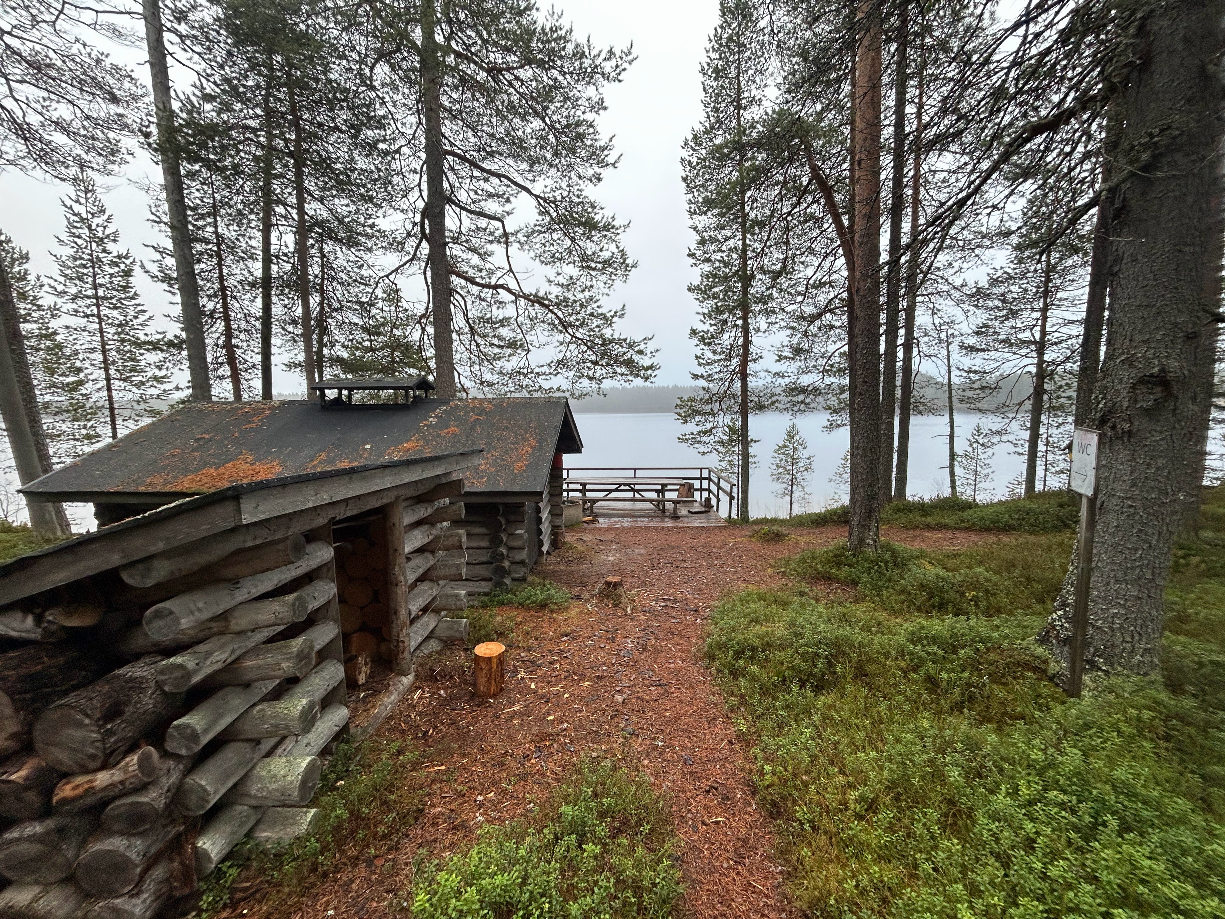 JHL:n laavu on ainoa taukopaikka, joka on suoraan polun varrella. Polttopuita oli riittämiin.