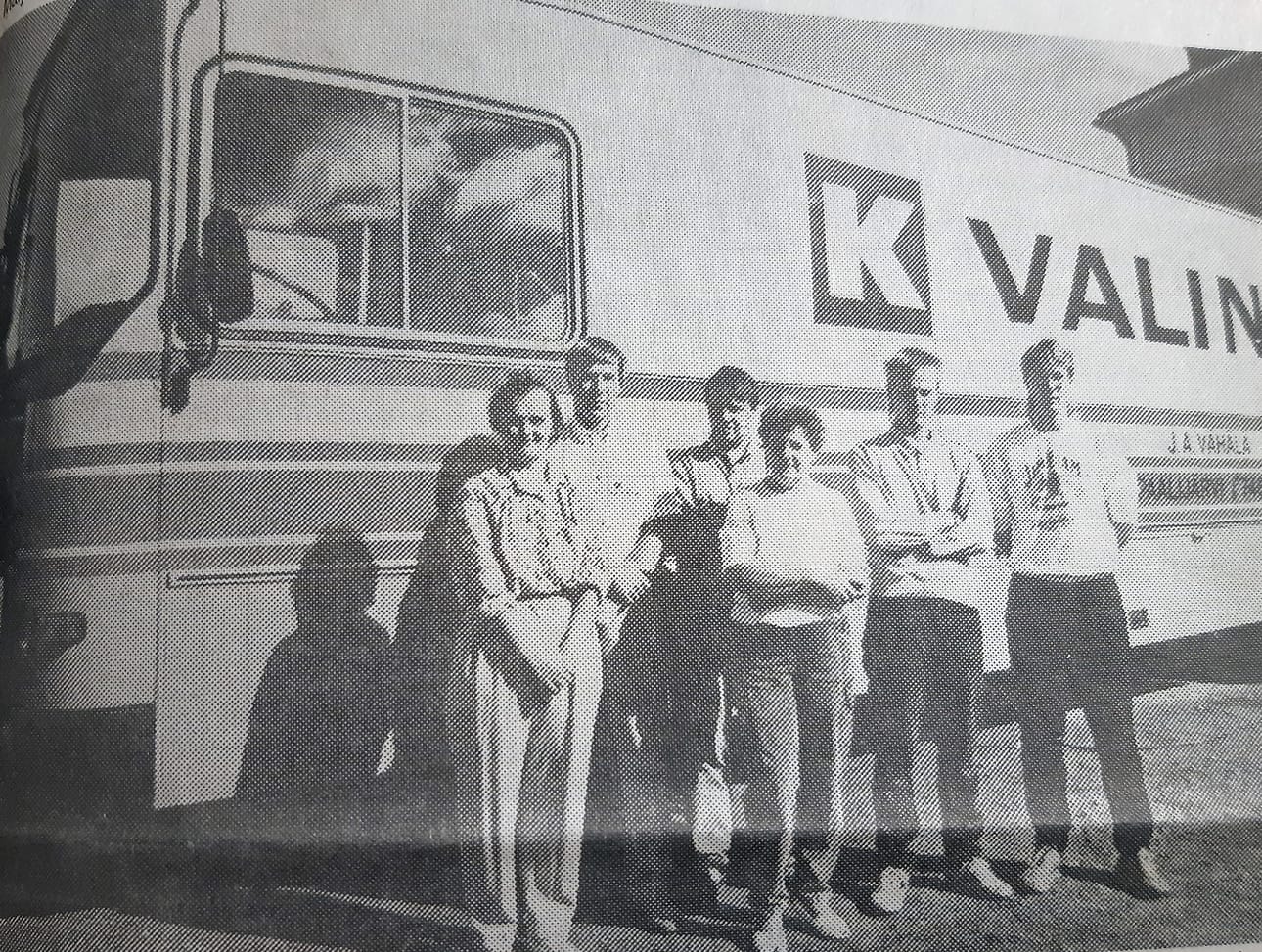 Kauppa-auton myynti on Vähälän liikkeen toiminnasta 70-80 prosenttia. Kuvassamme kauppiaspariskunta Marjatta ja Jaakko Vähälä, myyjä Liisa Matila ja myymäläauton hoitajat Markku Viitasaari , Pasi ja Timo Vähälä.