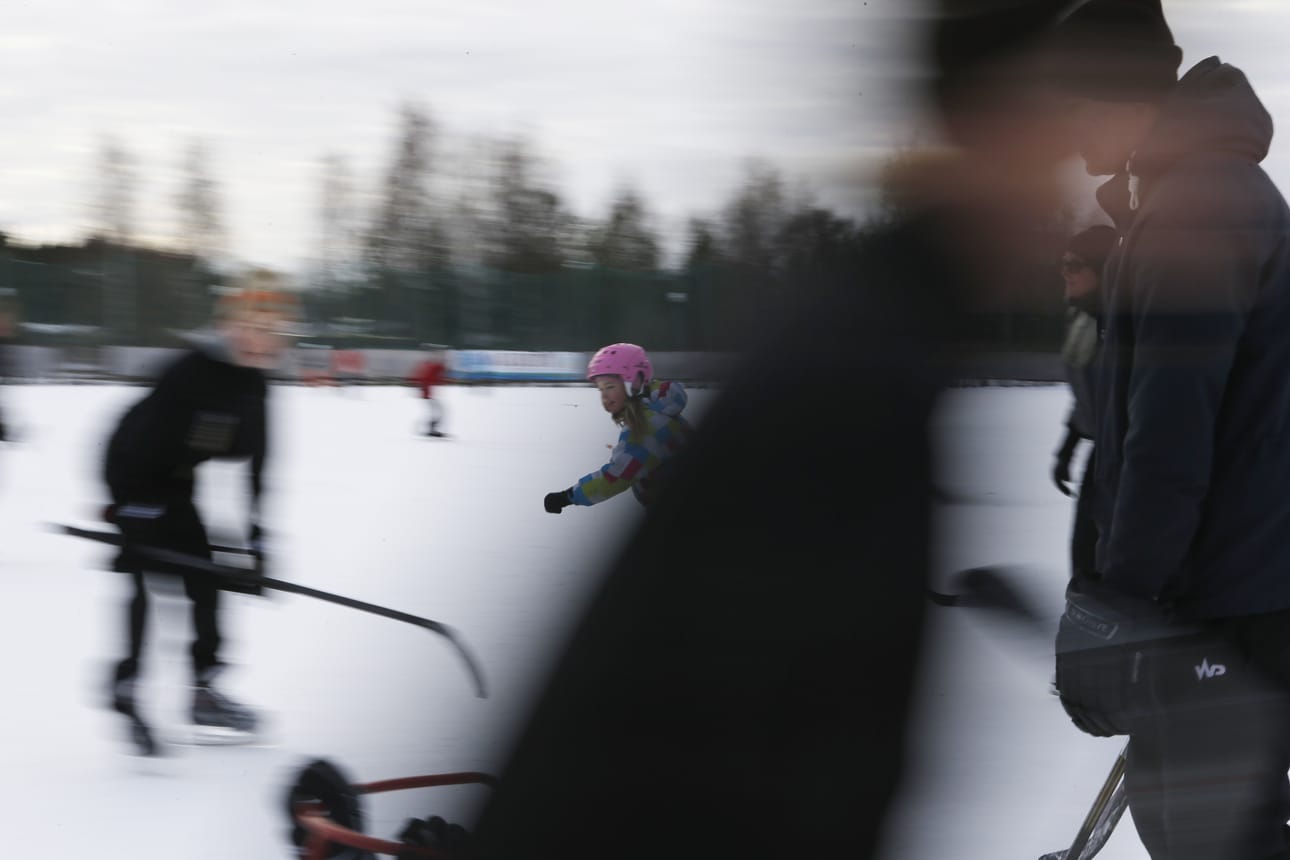 Raksilan tekojäälle pääsee luistelemaan ensi viikolla. Arkistokuva.