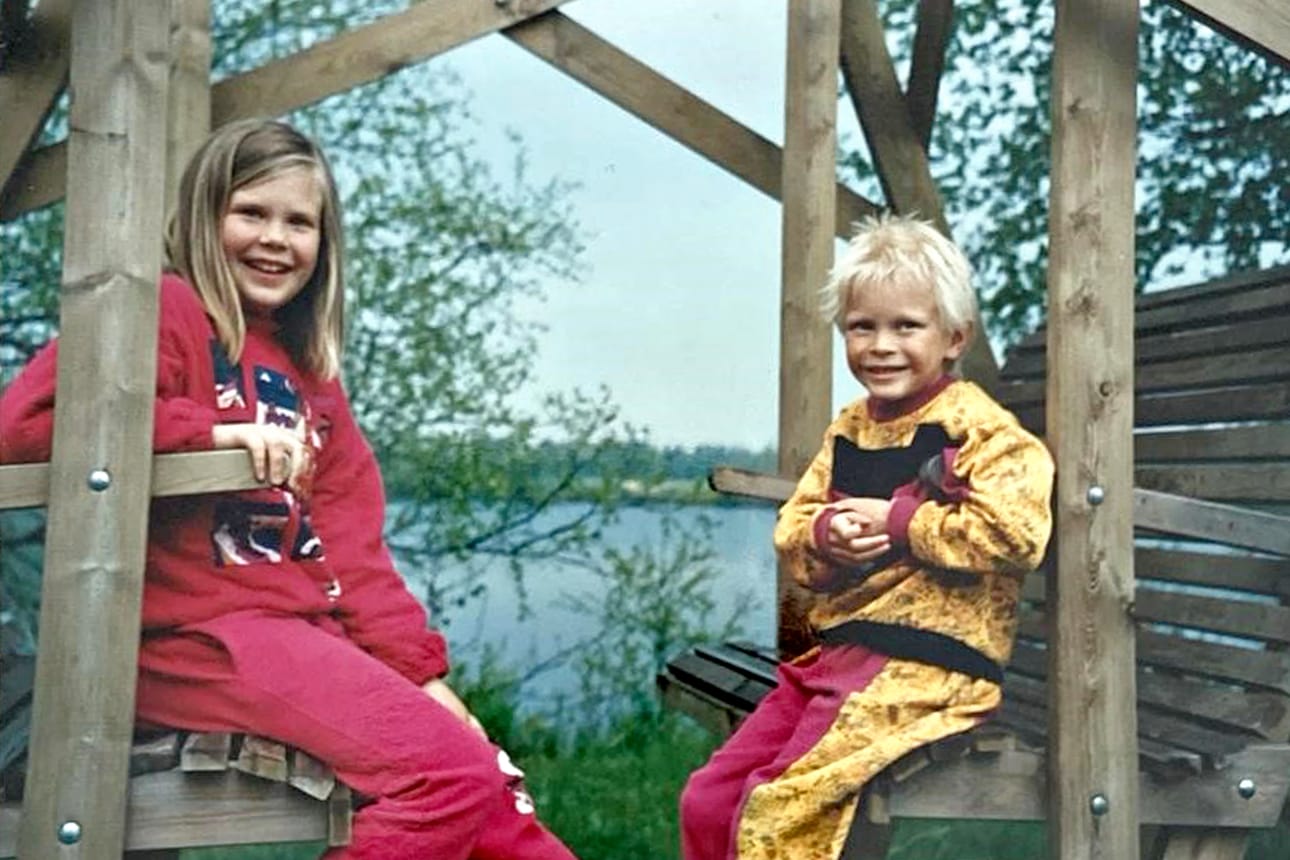 Henna Helmi Heinonen ja Panu-veli yhdessä lapsuudenkuvassa 80-luvulla.
