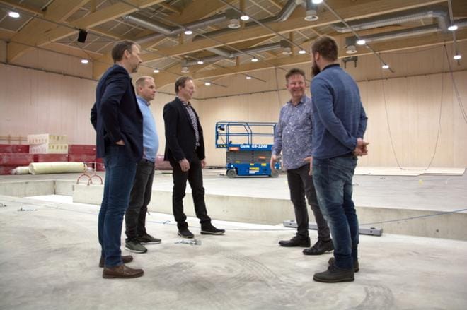 Kuortaneen uudessa telinevoimisteluhallissa olisi toive järjestää kisat reilun kuukauden päästä. Lem-Kem Oy:n väki (toimitusjohtaja Henrik Lemmetty, alue-edustaja Lars Edberg ja valaistussuunnittelija Jyri Kalin) tutustui halliin toimitusjohtaja Jussi Töyrylän ja talousjohtaja Jaakko Niirasen (vas.) johdolla perjantaina. KUVA: KAROLIINA SYRJÄ