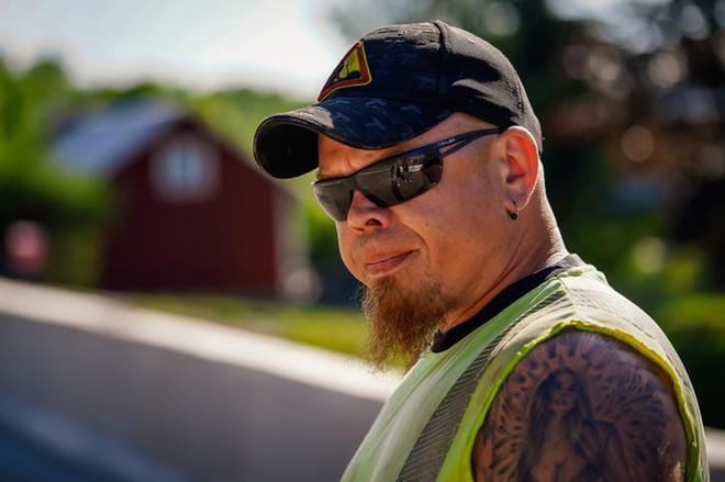 Johannes Kaukosella alkaa usko loppua helteisiin. Maarakennustöissä ollaan jatkuvasti auringon paahteessa. Kuvat: Samppa Toivonen