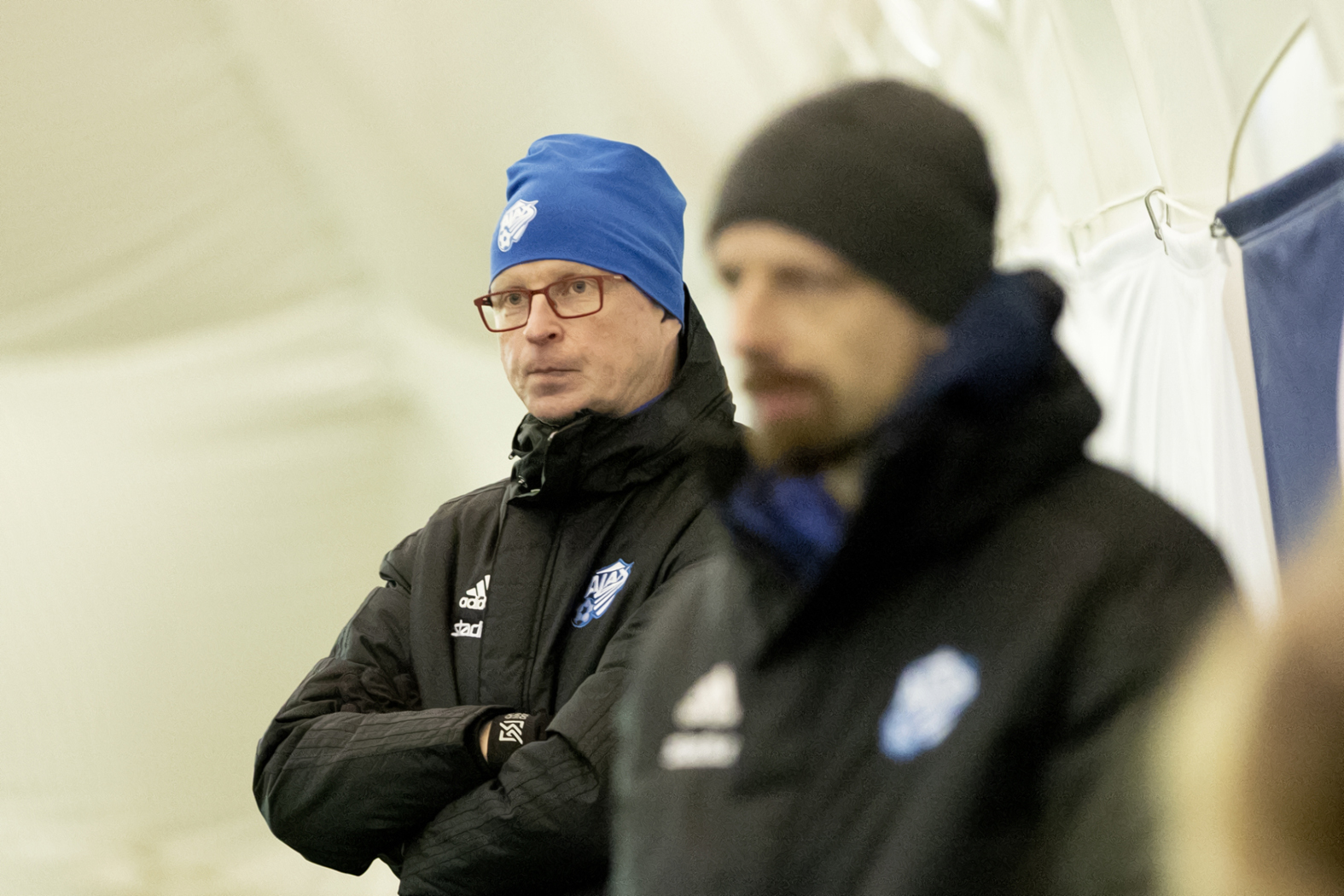 Toni Kinnunen (vasemmalla) vastaa oman joukkueen valmennuksesta, mutta on mukana myös seuran maalivahtivalmennuksessa.