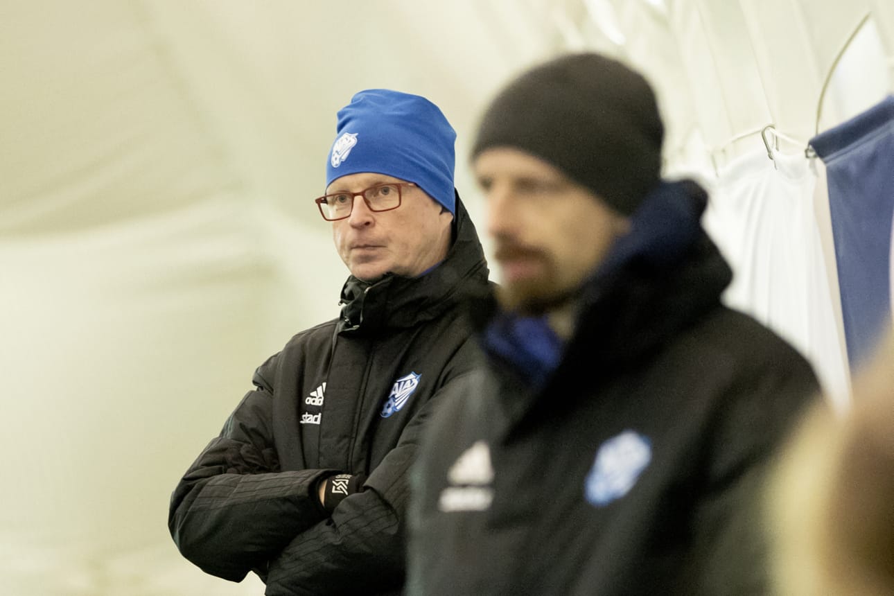 Toni Kinnunen (vasemmalla) vastaa oman joukkueen valmennuksesta, mutta on mukana myös seuran maalivahtivalmennuksessa.