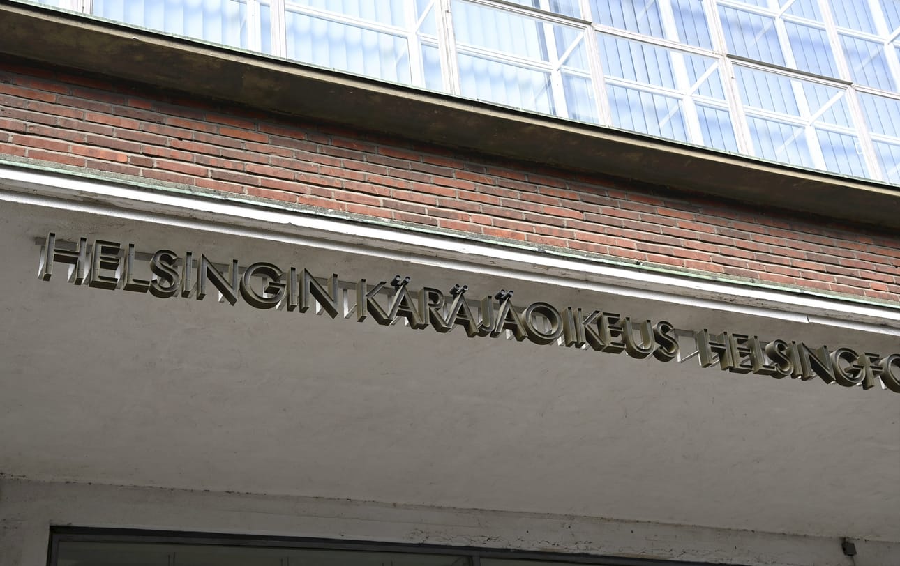 Helsingin käräjäoikeudessa on määrä aloittaa kolmen nuoren jutun käsittelyn tänään.