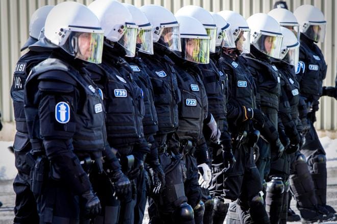 Black Friday sai nimensä mellakoista, jotka työllistivät Philadelphian poliisia kiitospäivän jälkeisenä viikonloppuna. Melkoista hulinaa voi olla alennusmyynneissä juokseminenkin. ARKISTOKUVA: PAULA KASKIMAA
