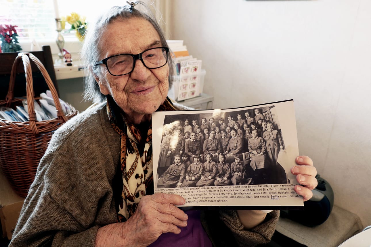 Oulaistelaisista pikkulotista otettu yhteiskuva vuonna 1937 on Hilkka Kuusistolle yksi rakkaimmista valokuvista.