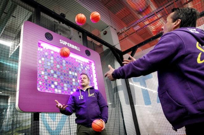 SuperPark Oy:n kehitysjohtaja Taneli Sutinen ja puisto-ohjaaja Matti Junttila minuutin pituisessa superball-ottelussa. Kuva: Juha Neuvonen