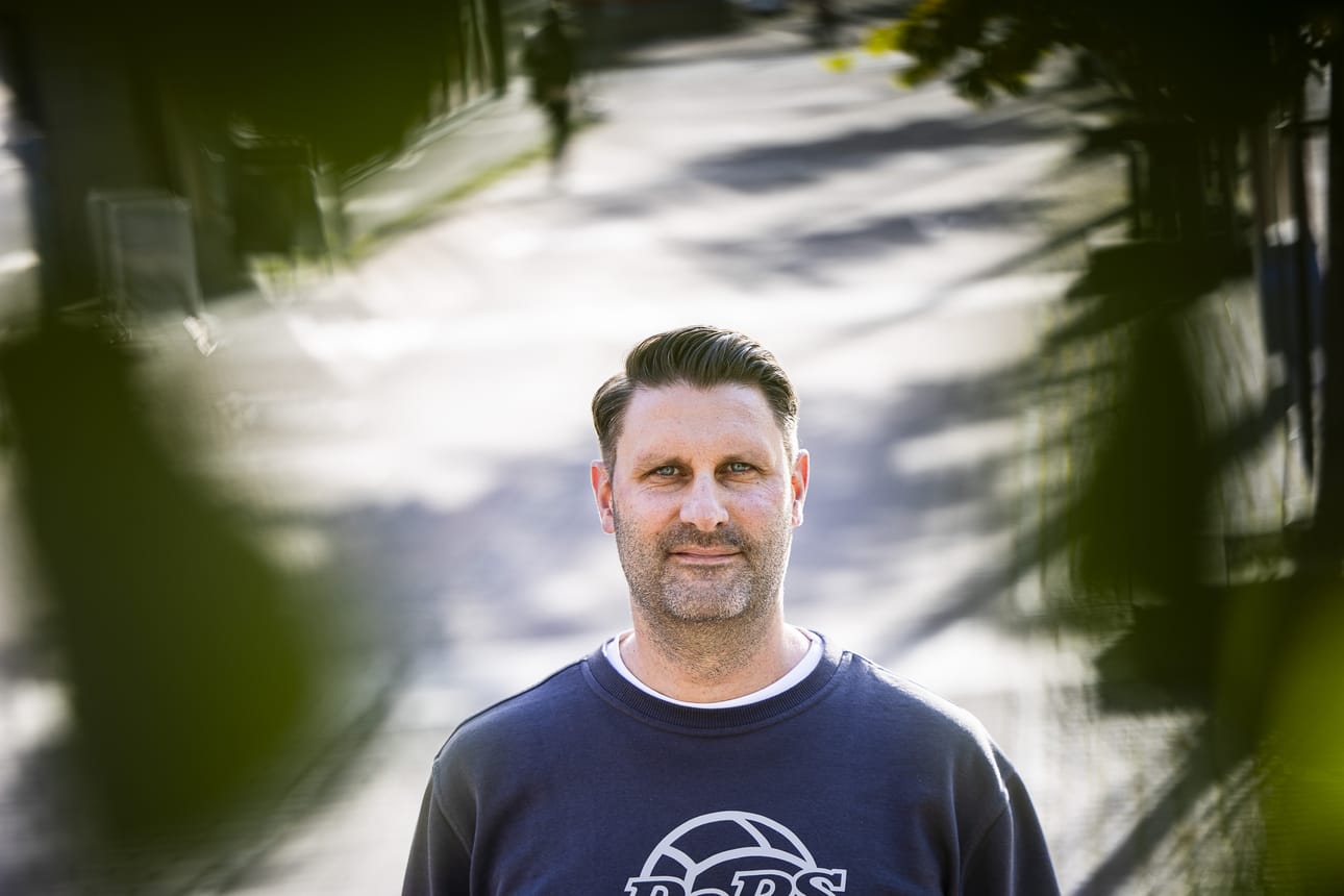 Jari Ilolan ura loppui lukuisiin polvivaivoihin jo kolmekymppisenä. Sen jälkeen työ jalkapallon parissa on jatkunut Rovaniemen Palloseurassa jo melkein 15 vuotta. – Haaveena oli pelata uran viimeiset vuodet RoPSissa, mutta se ei onnistunut. Seurassa aukesi seuratyöntekijän paikka sopivasti ja pääsin auttamaan nuoria pelaajia eteenpäin, nykyisin seuran urheilujohtajana toimiva Ilola muistelee.