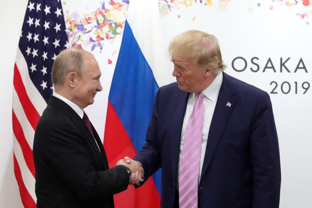 Venäjän presidentti Vladimir Putin ja Yhdysvaltojen presidentti Donald Trump kättelivät toisiaan tavatessaan perjantaina G20-ryhmän kokouksen yhteydessä Japanin Osakassa.