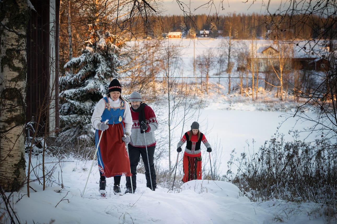 Suvi Aho suuntasi laduille Aino-puvussaan perässään Vähänkyrön kirkkoherra Petri Hautala ja Pauliina Pääkkönen.