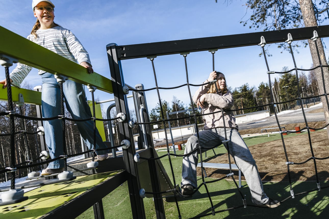 Vaaranlammen koulun viidesluokkalaiset Vilma Talvensaari ja Aada Pernu pelaavat telinehippaa. Talvensaari harrastaa vapaa-ajallaan cheerleadingiä ja Pernu tanssia. Pernu muistelee, että olisi tanssinut lähes koko ikänsä, mutta seuraharrastuksen hän aloitti muutama vuosi sitten.