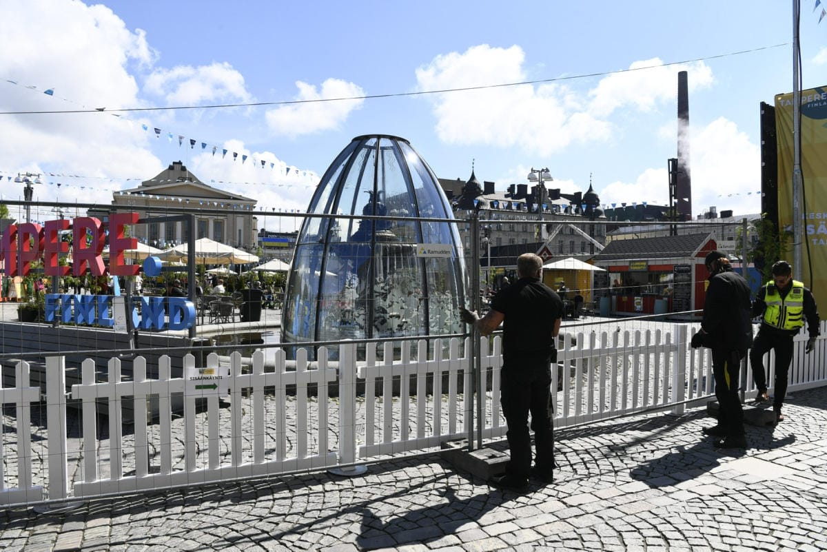 Keskustorin suihkulähde suojattiin suojakuvulla Tampereella. Jääkiekon MM-kisojen ottelupaikkakunnilla on varauduttu Suomen Leijonien mahdollisiin kultajuhliin. LEHTIKUVA / EMMI KORHONEN