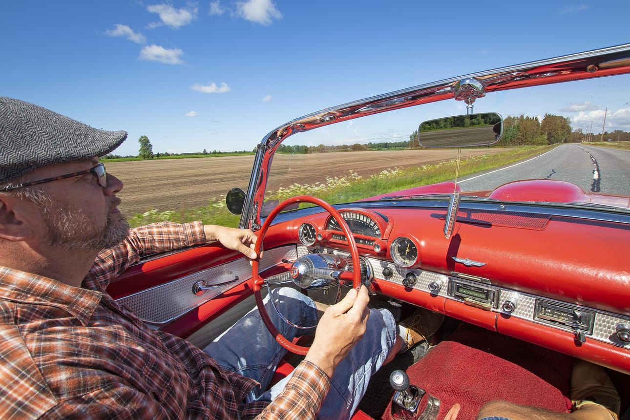 Ajotuntuma vuoden 1955 urheiluautossa on kohdallaan. ”Amerikkalaiset sanovat, että riittää kun kuski on läsnä. Auto hoitaa loput”, Riiski naurahtaa.