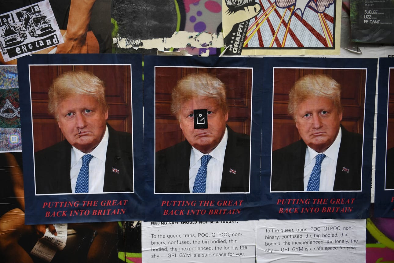 Taiteilija STOT21stcplanB:n työssä nimeltä "Boris Borump" on yhdistetty Yhdysvaltain presidentin Donald Trumpin ja Britannian pääministerin Boris Johnsonin kasvonpiirteet. Juliste on kuvattu itälontoolaisella seinällä.