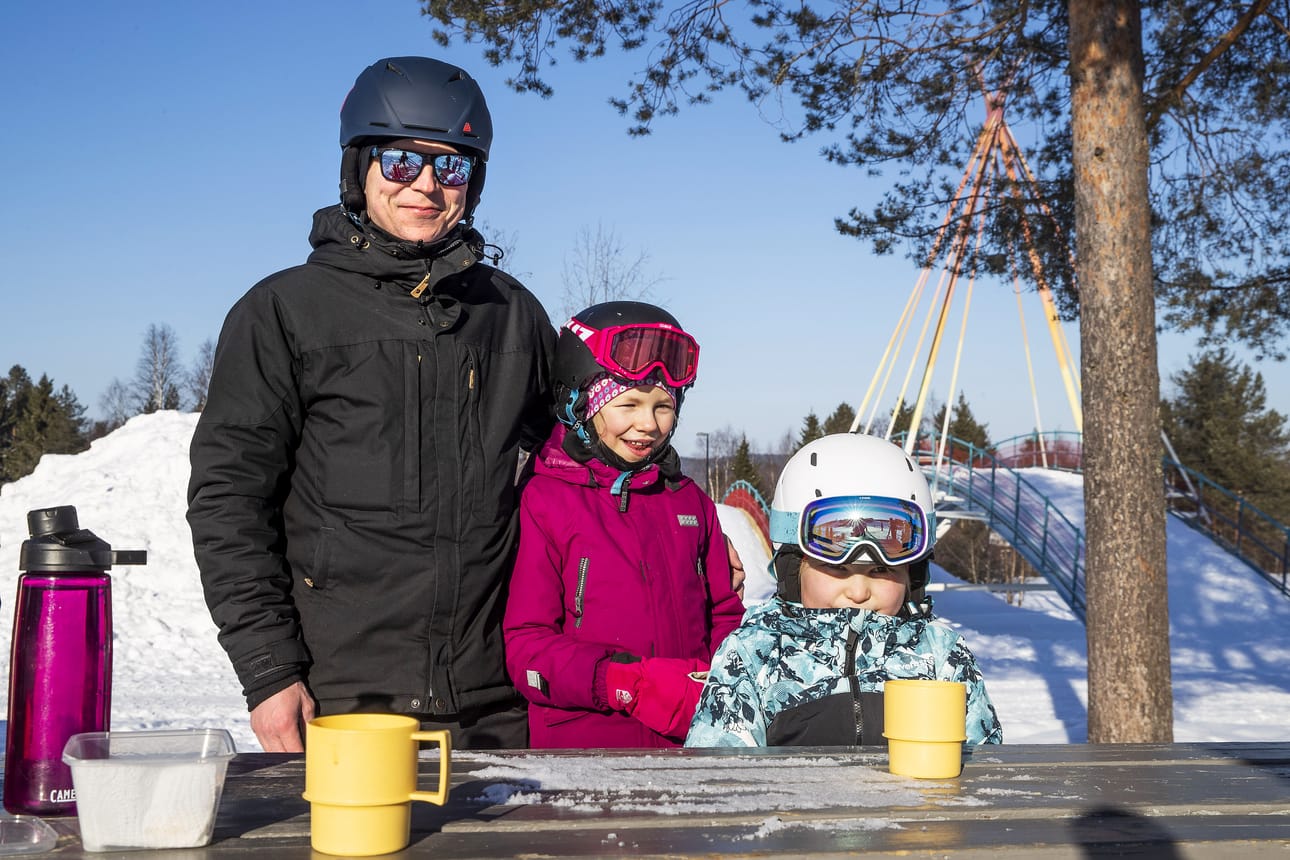 Teemu Juujärvi, Ada Juujärvi, 7, ja Julia Lohela 8, nauttivat Ounasvaaralla auringosta, kaakaosta ja laskettelun huumasta. Idea katetusta rinteestä herätti kysymyksiä hiilineutraalisuudesta.