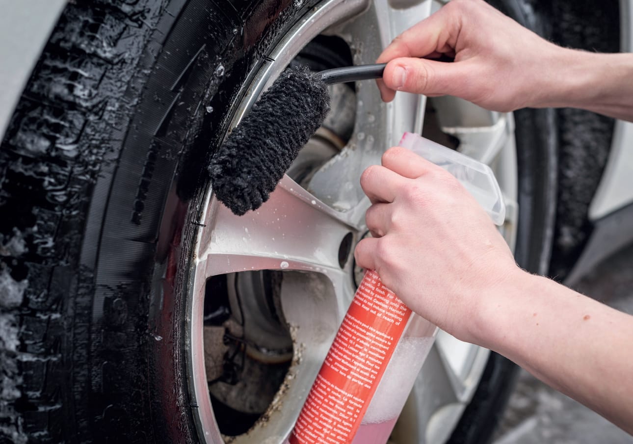 Peseminen aloitetaan vanteista vanteille tarkoitetulla pesuaine¬liuoksella ja pesuvälineellä.