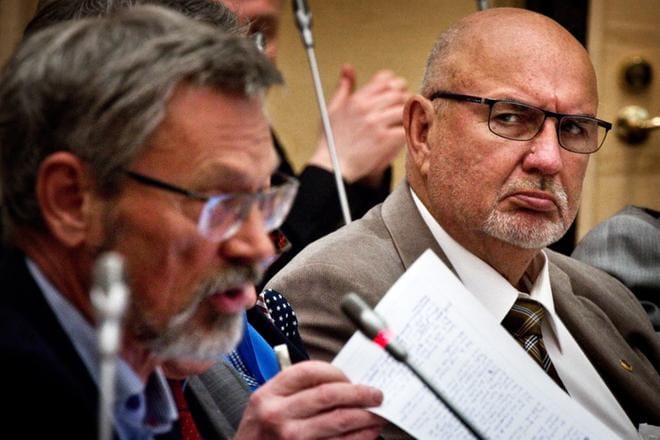 Lars Gästgivars kokee tehneensä lähes turhaa työtä Vaasan ja Mustasaaren yhdistymisneuvotteluissa. Hän sanoo olevansa pettynyt ryhmäänsä ja puoluetovereihinsa. Kuvassa myös valtuutettu Michael Luther (r.). KUVA: EETU SILLANPÄÄ