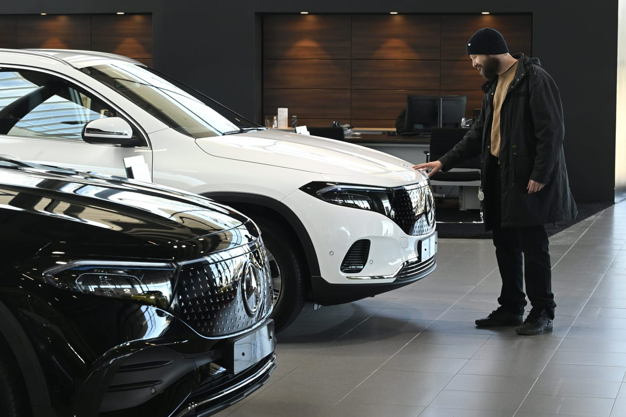 Alkuvuonna ensirekisteröidyistä henkilöautoista liki 50 prosenttia oli täyssähköautoja.
