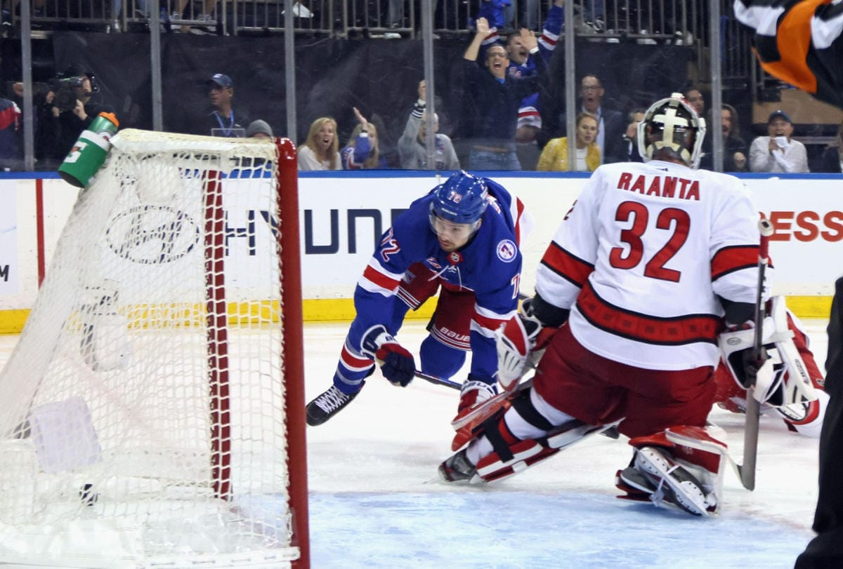 Filip Chytil iski toisen erän alussa New York Rangersin kolmannen maalin Carolinan Antti Raannan selän taakse. LEHTIKUVA / AFP