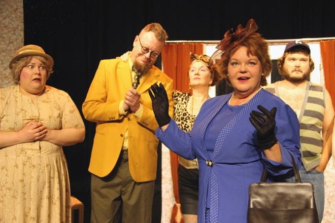 Hienosteleva Hyacinth Bucket (Tuula Laiti) hämmentää historiallista näytelmää harjoittelevaa teatteriseuruetta. Elisabeth (Jenni Korpela), Ari Haasion herra Milson ja Jussi Muilun Onslow ovat löytäneet omat roolinsa. KUVA: EEVA KURSSI