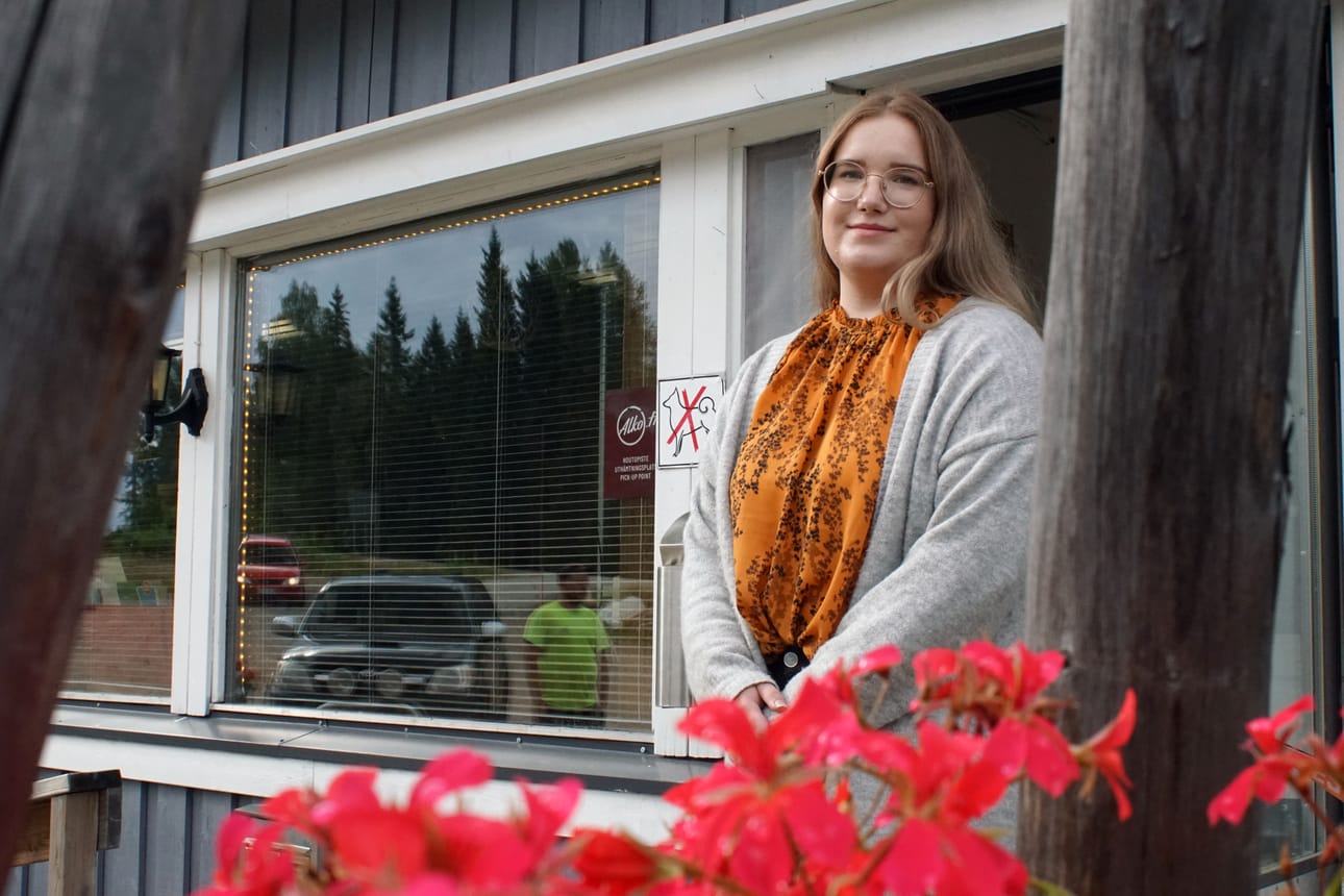 Annika Paavola vietti viikon Syötteen kyläkaupassa kauppiaspariskuntaa lomittaen.