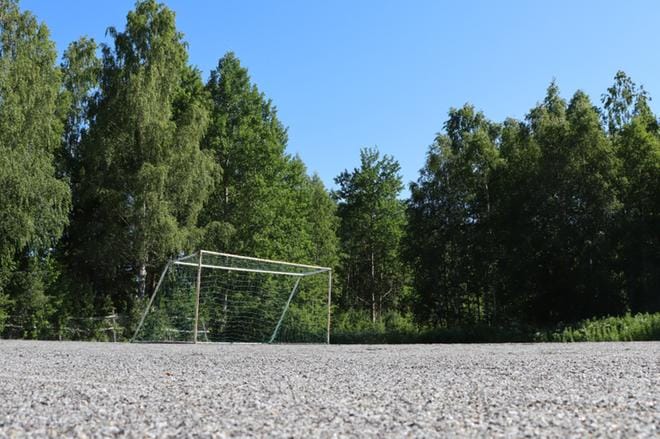 Sarvijoen pallokenttä on kesäaikaan esimerkiksi jalkapalloa pelaavien käytössä. KUVA: JARMO PANULA