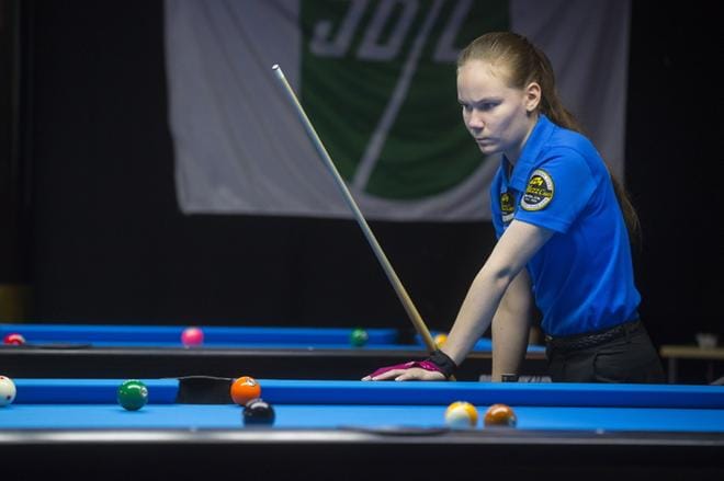 Laura Hartikainen keskittyi ja pohti lyöntilinjoja sunnuntaina semifinaaliottelussa. KUVAT: MINNA ANTILA