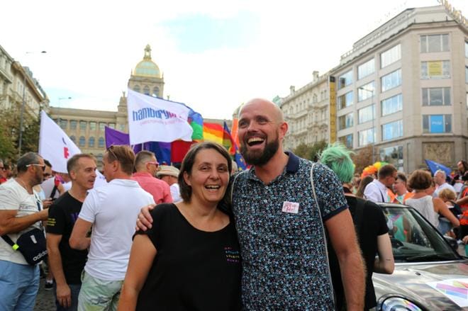 Prague Priden johtaja Hana Kulhánková ja Jsme fér -kampanjan johtaja Czeslaw Walek juuri ennen paraatin lähtölaukausta Václavin aukiolla. KUVA: Erkki Mervaala