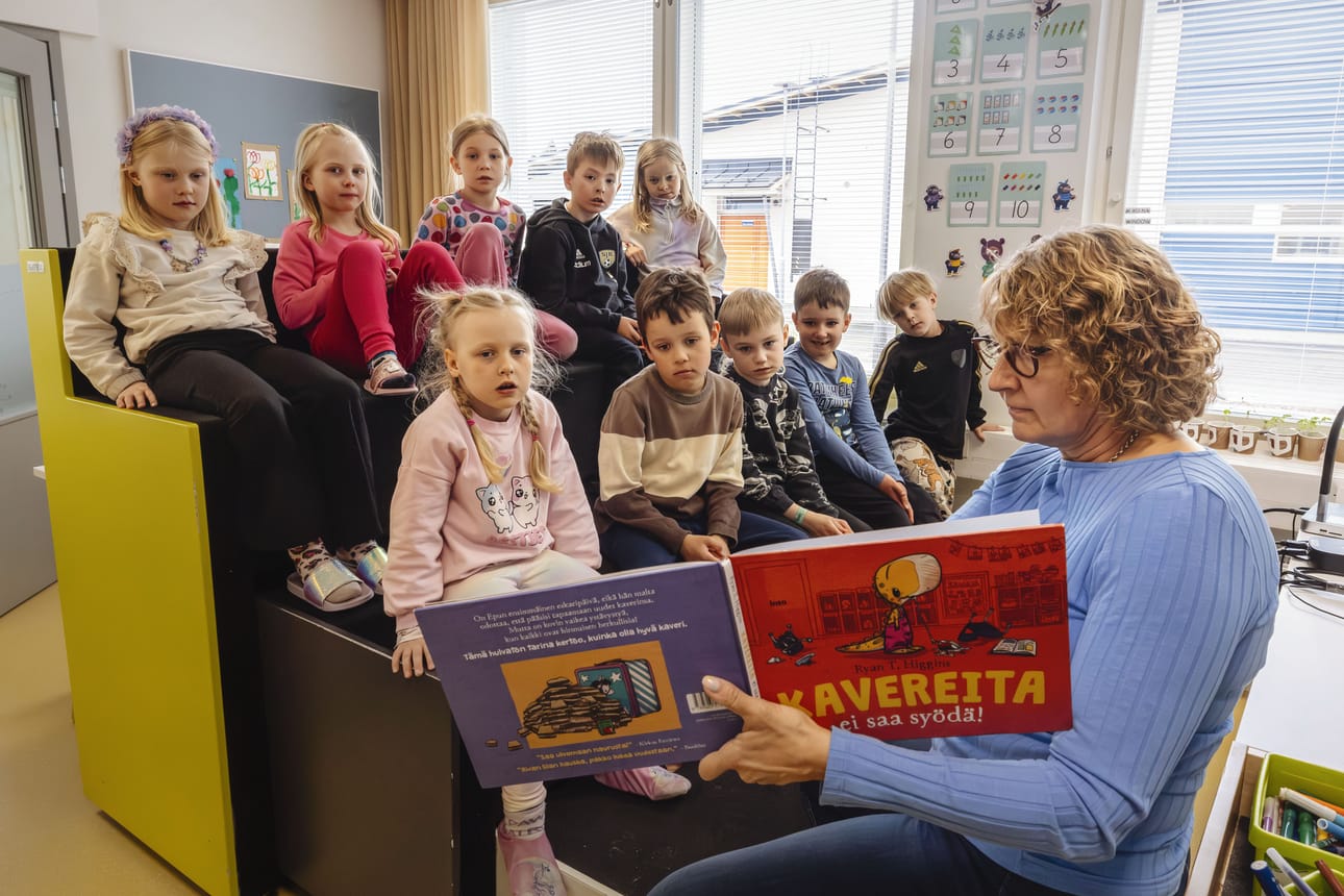 Varhaiskasvatuksen opettajan Eeva Saranpään mukaan huumori ja eläytyvä lukeminen naulitsee eskareiden huomion.