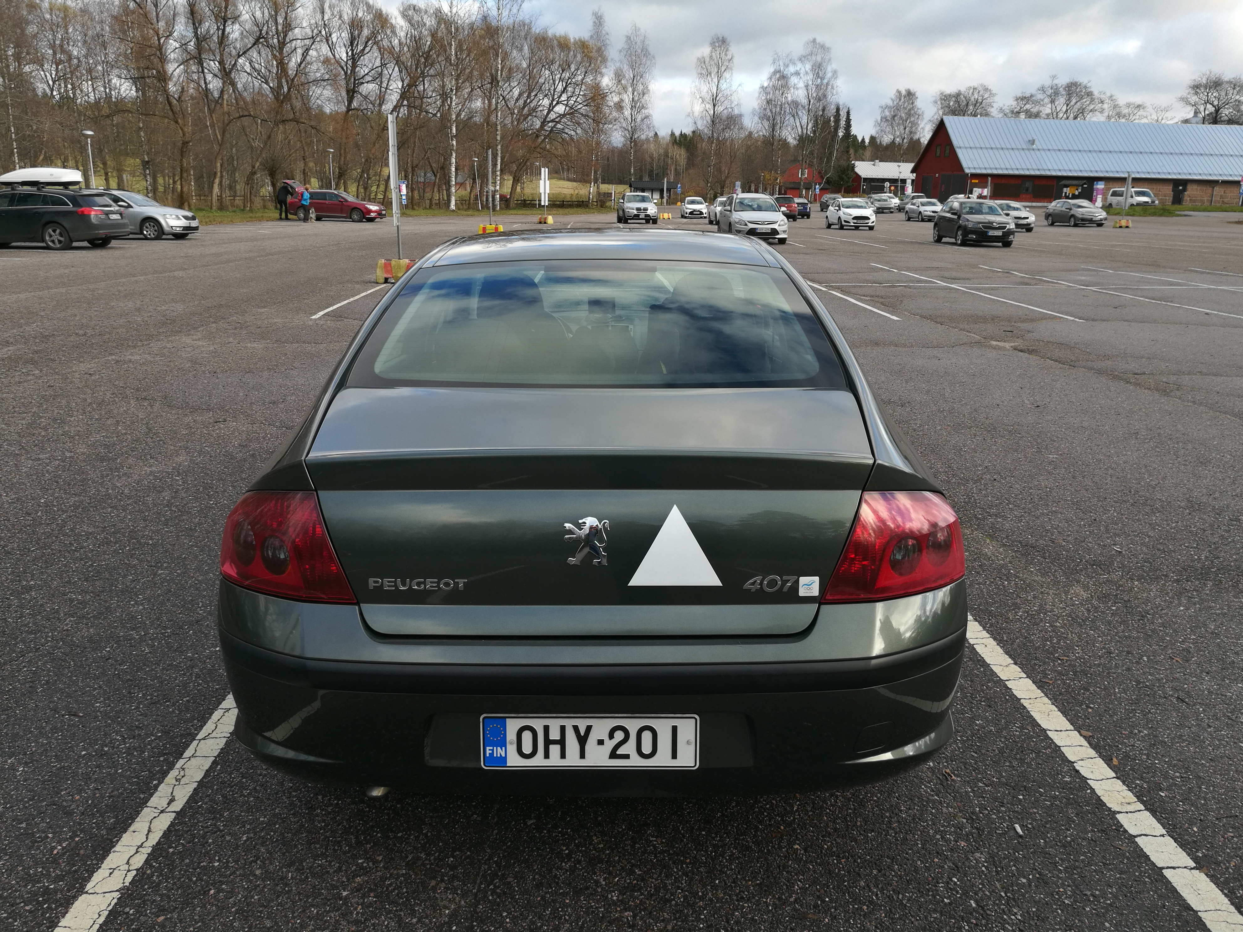Magneettikolmion sijaan voi askarrella esimerkiksi auton vetokoukkuun kiinnittyvän kolmion. Tällöin rekisterikilpi ei saa olla vetokoukun takana, koska kolmio peittäisi kilven. Magneettikolmiota käytettäessä on vaara, että likaiseen autoon kiinnitettynä siitä aiheutuu naarmuja maalipintaan.