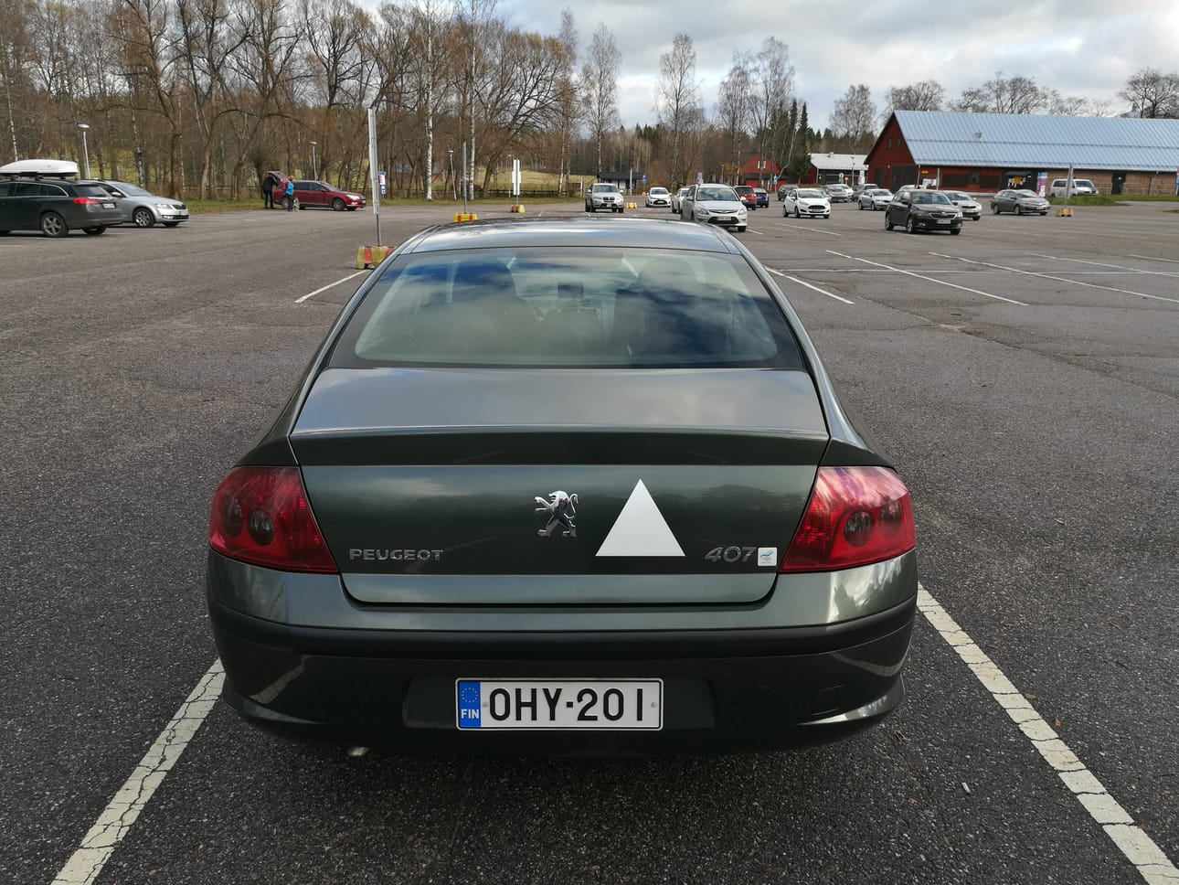 Magneettikolmion sijaan voi askarrella esimerkiksi auton vetokoukkuun kiinnittyvän kolmion. Tällöin rekisterikilpi ei saa olla vetokoukun takana, koska kolmio peittäisi kilven. Magneettikolmiota käytettäessä on vaara, että likaiseen autoon kiinnitettynä siitä aiheutuu naarmuja maalipintaan.